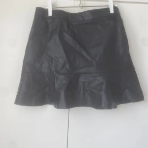 Kjol  - En så fin svart kjol från mango i läderliknande material. Sparsamt använd!💕stl 13-14 år sitter ungefär som en xxs eller xs!