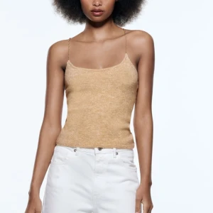 Linne med guldkedja  - Jätte fint linne från zara med guldkedja som korsar ryggen❤️