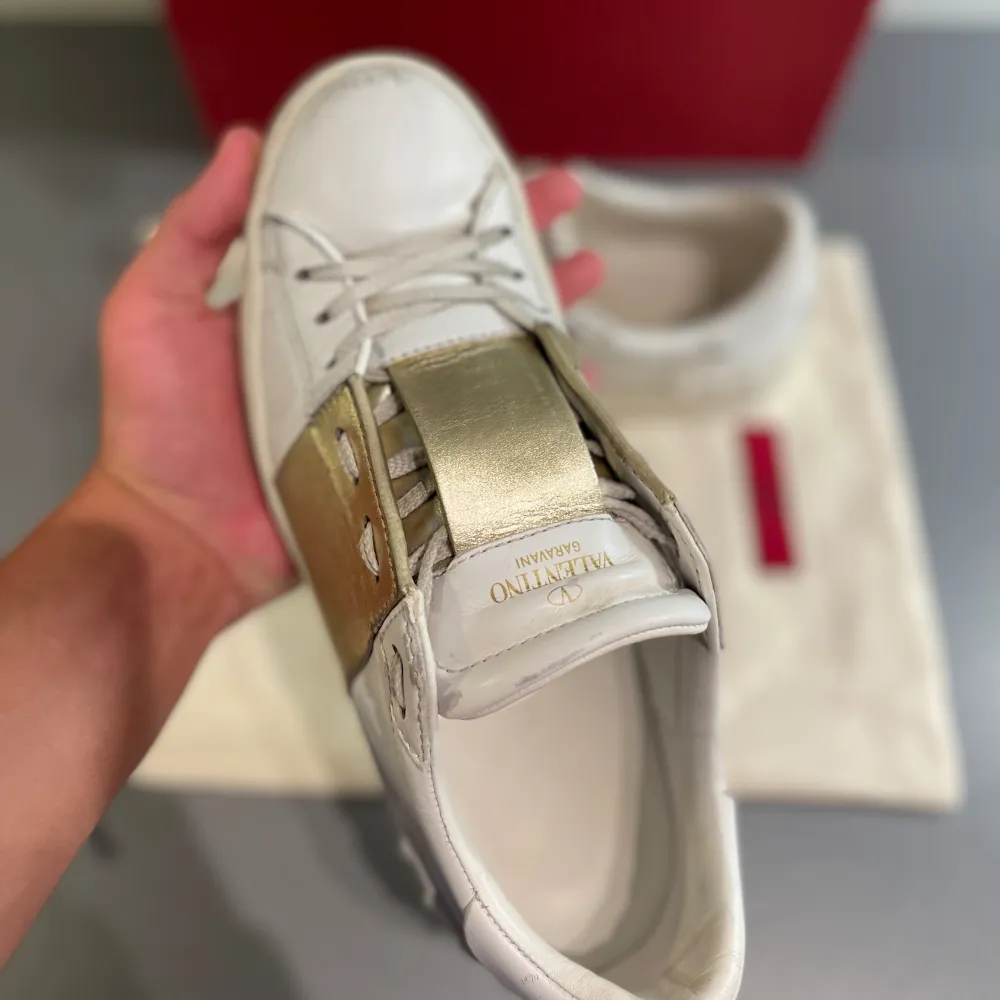 Hej! Säljer nu dessa sjukt snygga vita Valentino open skorna med en guldig kontrastfärg. Okej skick. Storlek 39 men passar 0,5-1 storlek större. Tillkommer skopåse & kort. Kan frakta eller mötas upp i Kungälv. PM 📩för fler frågor/bilder :). Skor.