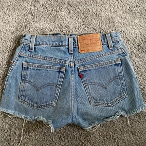 Levis Jeans Shorts - Säljer dessa Levis Jeans Shorts i modellen 550, skit snygga nu till sommaren🤩