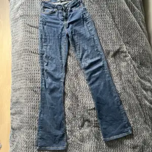 Säljer ett par mörkblå jeans från Gina Tricot! Säljer på grund av de passar inte mig! Använda ett få par gånger men fortfarande i jättebra skick! De är mid waist och straight/lite bootcut! Skriv innan köp och via frågor!🩷