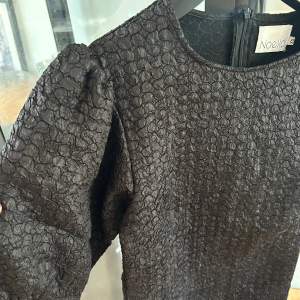 Säljer nu denna snygga tröja med puffärmar och trekvartsarmad från Noella!   🌸🩷✨💋🕺🏼