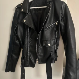 Skinnjacka - Svart skinnjacka från missäy! Jättefin. Knappt använd. Säljer för 170 kr