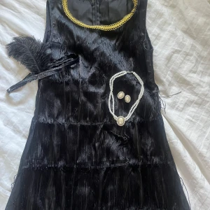 Gatsby outfit - Gatsby outfit med tillbehör perfekt till student skiva, tema fest etc.