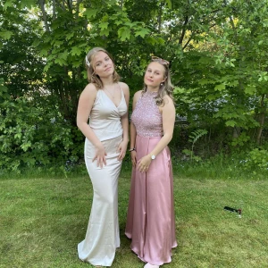 Balklänning!!! - En balklänning i fint skick, den åt vänster ,endast använd en gång!