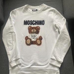 Moschino sweatshirt - Säljer då den är för liten för mig, tröjan är i väldigt bra skick då jag har tagit väl hand om den, skulle säga att skicket är 10/10