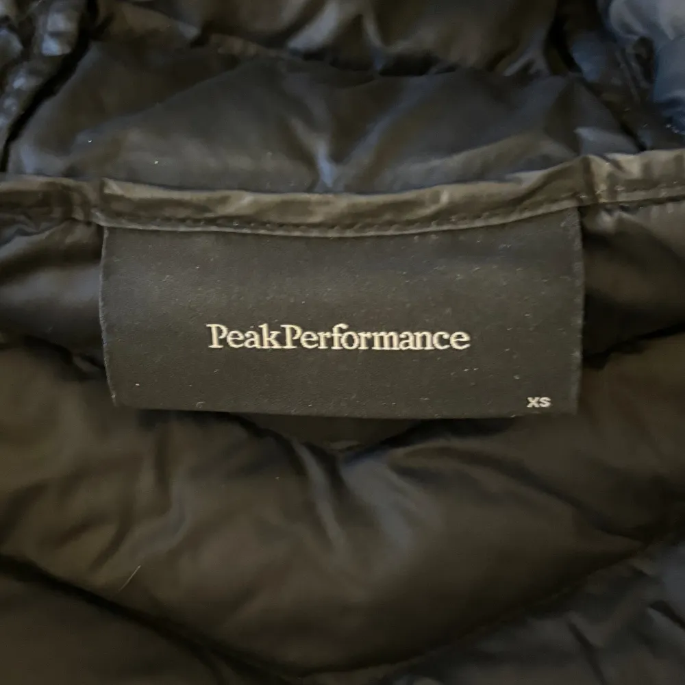 Säljer min peak performance jacka då jag inte använder den, andvänd ganska mycket men inga hål eller skador🫶 pris kan diskuteras💓 ny pris 2800kr. Jackor.