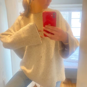 Stickad tröja  - Oversize stickad tröja i flerfärgat garn. Lite smått nopprig så säljer den därför billigt. 