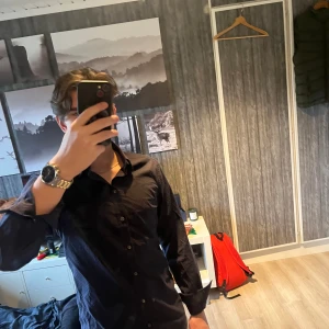 Dolce gabanna skjorta - En dolce&Gabanna skjorta i ny skick riktigt snygg. Kostar mellan 4-5 tusen ny. Hör av er vid frågor. Det är en skjorta perfekt till snygga outfits❤️