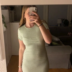 Klänning  - En lite tajtare klänning i en fin ljusgrön färg. Knappt använd och i bra skick. Skriv gärna om du har några frågor innan du tycker på köp🫶🏻