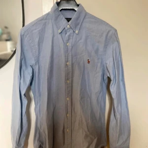 Ralph lauren skjorta  - Tja säljer nu denna skjorta för endast 230kr ny pris 1200kr. Skicket är väldigt bra har ni några frågor är de bara att skriva. Kan tänka mig att gå ner lite i pris vid snabb affär 