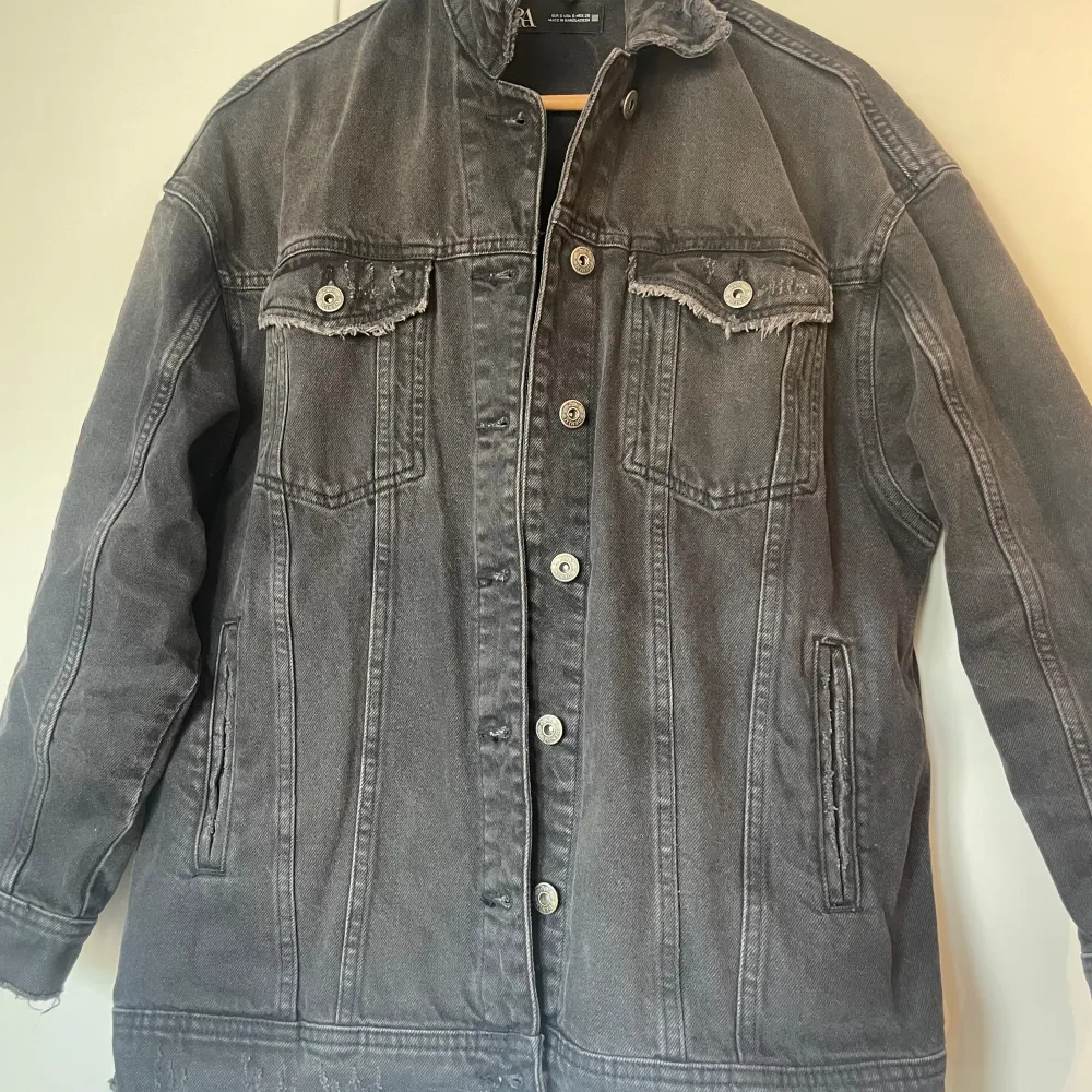 En as snygg grå/svart jeans jacka från Zara! Säljer pga den inte används längre. Finns inga defekter, syns inte att den använts tidigare:) Den är lite oversized i storleken. . Jackor.