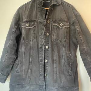 En as snygg grå/svart jeans jacka från Zara! Säljer pga den inte används längre. Finns inga defekter, syns inte att den använts tidigare:) Den är lite oversized i storleken. 