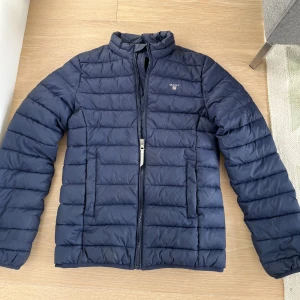 Gant jacka - Säljer snygg mörkblå gant jacka i skick 9/10 för utmärkt pris!  Storleken är 158-164 cm. 