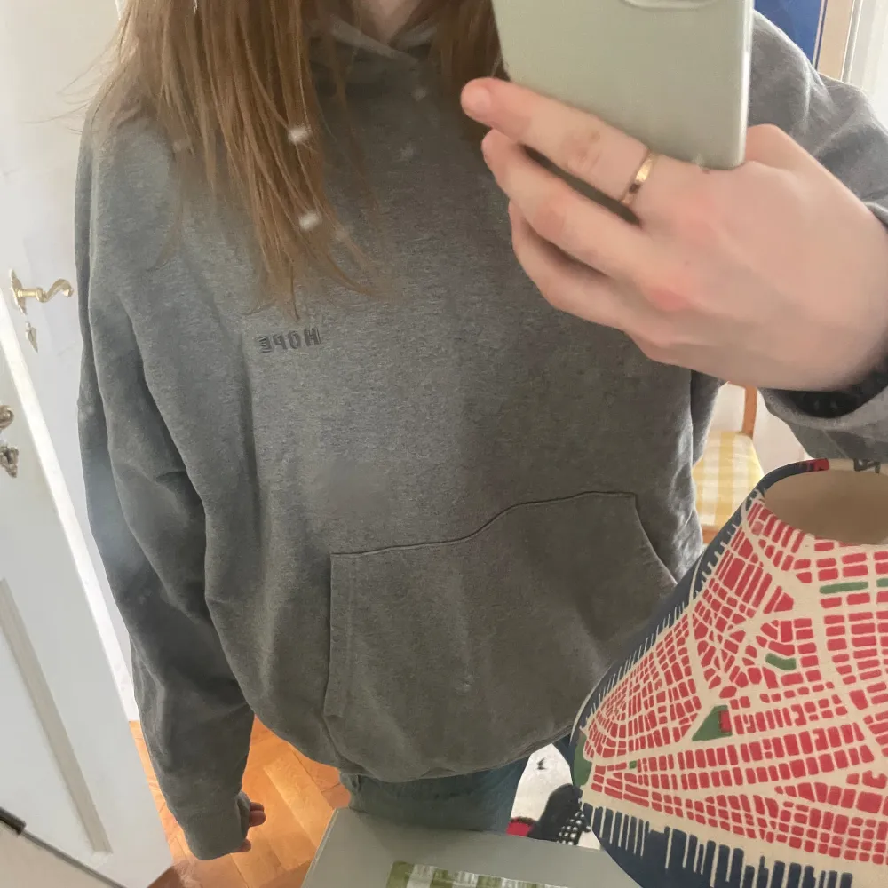 Köpt på sellpy för 800 kr. Mitt pris 500kr😊. Champ modellen så den är unisex (se storlekar på bild 3). Bra skick😄. Hoodies.