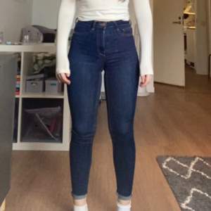Mörkblåa tajta jeans från Ginatricot i storlek S. Uppvikta på bilden men passar mig som är 155 cm. Stretchiga och i mycket bra skick. 