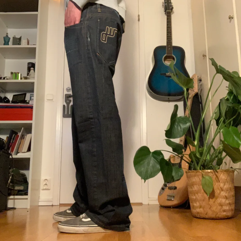 Riktigt clean jeans med cool print på backfickan och en snygg fade. Sitter perfekt och har snygg passform. Måtten är inte rätt enligt mig snarare 31/33. Mått: midja tvärs över: 44cm, total längd: 111cm, innerbenslängd: 80 cm.. Jeans & Byxor.