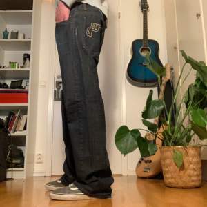 Riktigt clean jeans med cool print på backfickan och en snygg fade. Sitter perfekt och har snygg passform. Måtten är inte rätt enligt mig snarare 31/33. Mått: midja tvärs över: 44cm, total längd: 111cm, innerbenslängd: 80 cm.