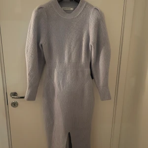 Stickad Klänning  - Superfin ljusblå stickad klänning ifrån Adoore, storlek 38 utan prislapp men aldrig använd 