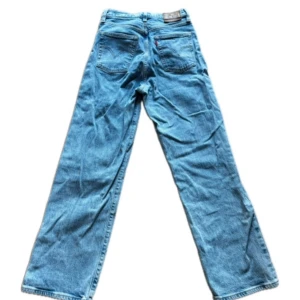 Levis jeans ribcage  - Ljusa Levis i modellen ribcage! Utmärkt skick, säljer pga för små   Storlek: 25  Köparen står för frakt <3 ev mötas i Uppsala! 