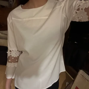 Fin blus - Super fin och oanvänd vit blus med  spets detaljer på ärmarna, trekvartsärm. Pytte pytte lite genomskinlig (märks knappast). Perfekt nu till våren💕