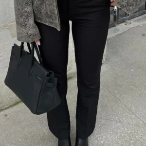 Kostymbyxor  - Kostymbyxor från bikbok modell vilma, väldigt fint skick, inga defekter. Säljes då jag har dubbletter av dessa.