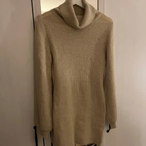 Turtleneck klänning - En biege turtleneck klännkng som jag köpt från plick, står ej varken storlek eller vad den är ifrån men skulle säga att den är en S-M!💓🙏🏻