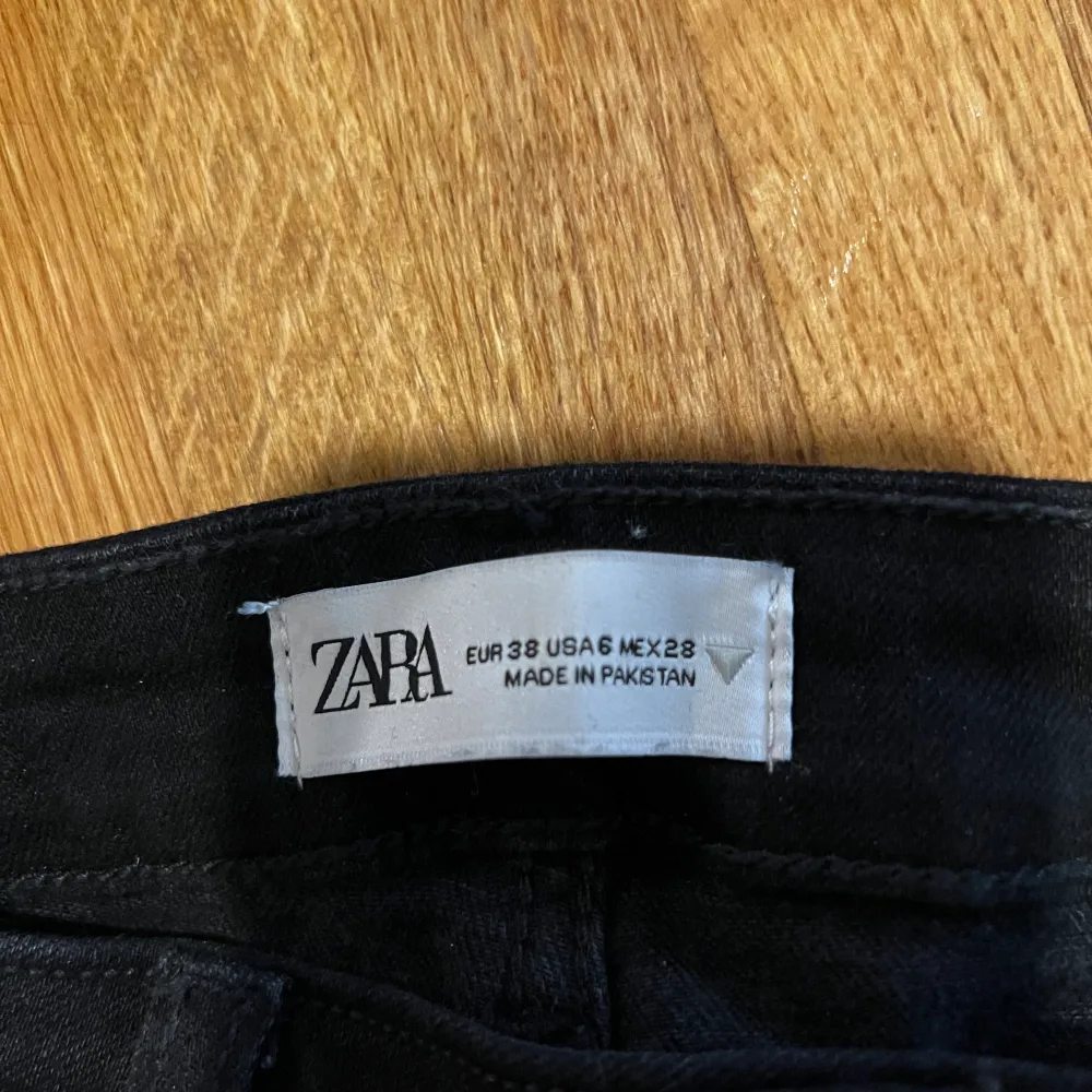 Säljer dessa uppsydda svarta jeans från zara, är 157 cm kort, jeansen är utsvängda och high waisted, har aldrig använt byxorna! Lappen med tvättinstruktioner är bortklippt. Tycker personligen att byxorna hade passat en  S (har blandat S-M) . Jeans & Byxor.