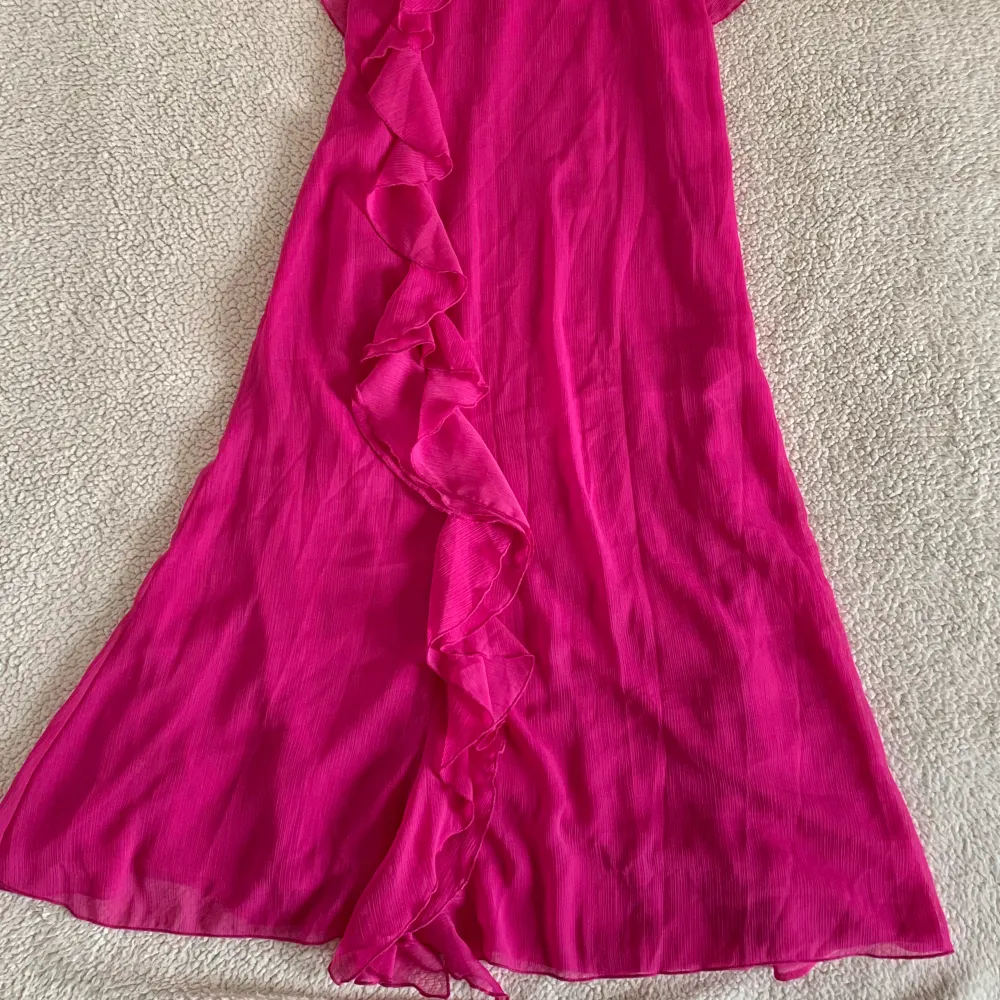 Otroligt vacker ceriserosa/rosa klänning med volanger från ZARA. Ny med tags, utan anmärkningar. Spana gärna in mina andra annonser. Just nu får följare upp till 40% rabatt på allt. 🌷. Klänningar.