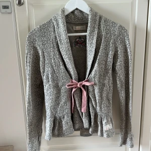 Odd Molly kofta - Fin kofta från Odd Molly! Säljer pga den är för liten, skulle säga att de tär storlek S