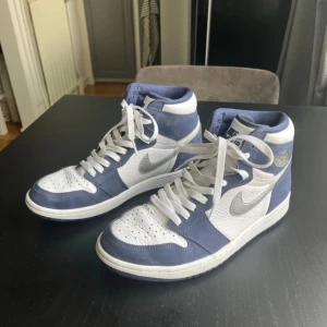 Nike Jordan 1 Midnight Navy - Nike Jordan 1 Retro High Midnight Navy Använda väldigt få gånger och bra skick  Lite skrap märka på insidan (se bild) Nypris runt 3000 Köpta på StockX 2021 Orginallåda med svarta snören finns med