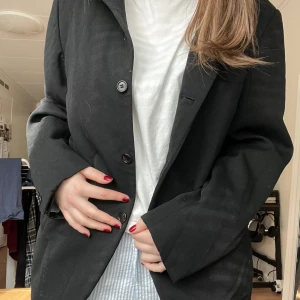Oversized kavaj - Kavaj i bra skick som jag själv använt som jacka då den är lite tjockare. Passar till allt :) Köpt av skräddare därför lite dyrare!