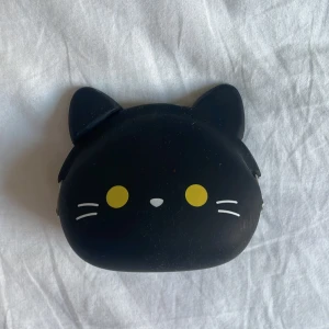 Katt plånbok  - En väldigt gullig plånbok i form av en svart katt! Inte jätte stor och enkel att ta med sig ut. Den är gjord av gummi och skyddar därför mot alla väder! 