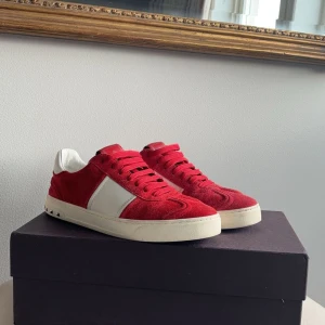 Valentino Flycrews - Hej, jag säljer dessa Valentino Flycrews i en fantastisk röd färg. Skorna är storlek 39 men passar även de som brukar ha storlek 40-42. De är i bra skick förutom skada på sulan 7/10. Priset är 3400 kr.