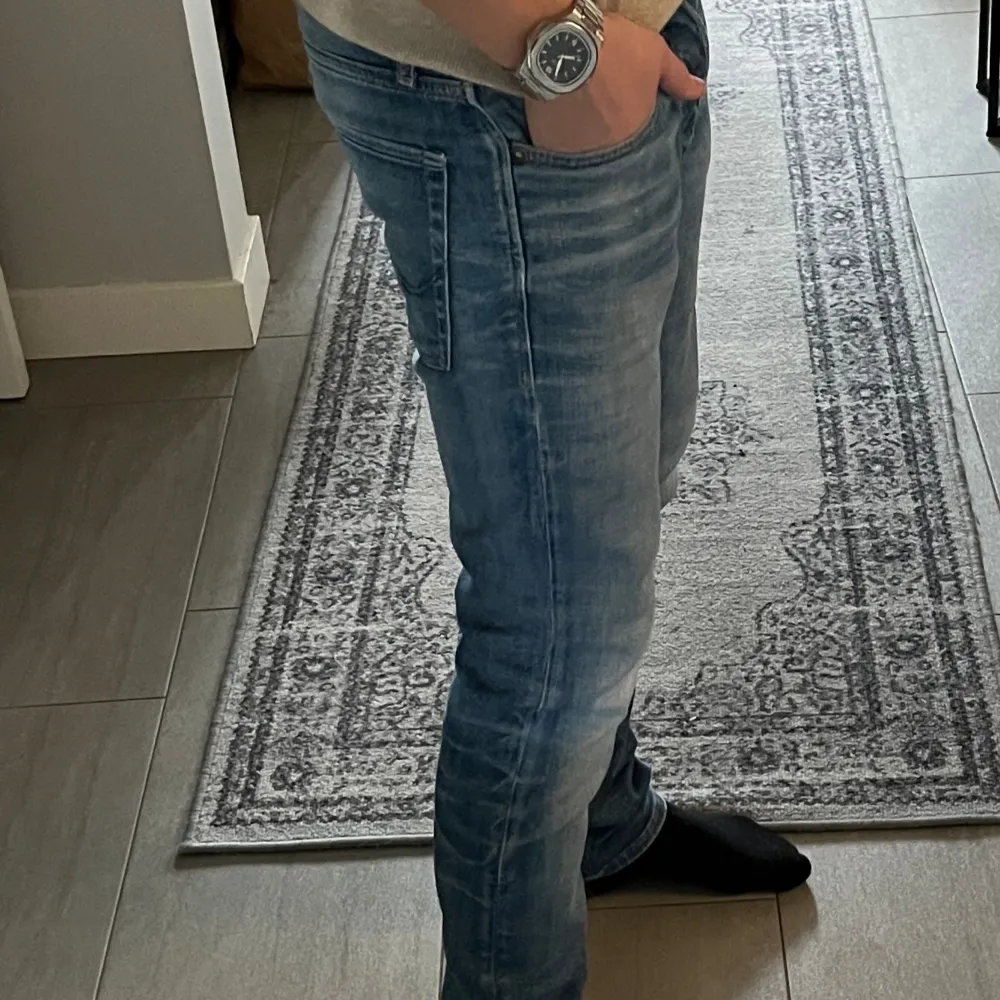 Jack & Jones jeans i modellen slimfit/glenn, storlek 28/32 i väldigt fint skick.  Säljes pga för små. Jeans & Byxor.