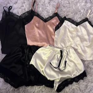  satin pyjamaser med spets. - Jag säljer de här 3 satin pyjamasarna med spets. Väldigt fina och bekväma.
