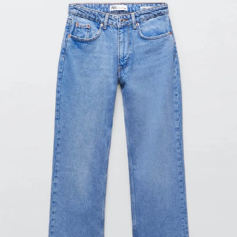 Säljer dessa snygga slutsålda jeans från Zara❤️‍🔥 strl 36, pris kan diskuteras. Jeans & Byxor.