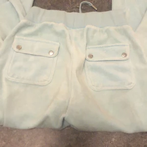 Ljusblå juicy byxor - Ljusblåa juicy byxor i storlek xxs. är i rätt bra skick.