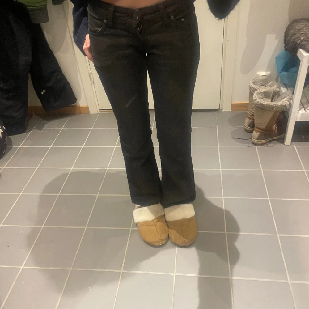 Super snygga Low waist Bootcut jeans från lee som jag älskar men börjar bli för korta! Strl 24/30 och super skick!!!! Original pris 899❣️. Jeans & Byxor.