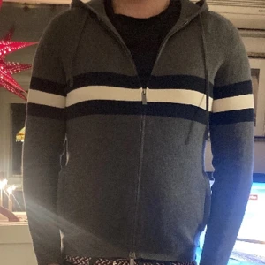 Massimo dutti hoddie  - Säljer nu min Massimo dutti hoddie i storlek S men skulle säga att den sitter mer mot M hållet, skick 8/10 säljs ej längre. 