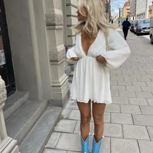 Lojsan Wallin x NA-KD - Världens finaste klänning från Lojsan Wallins kollektion med NA-KD😍😍 passar perfekt till studenten eller midsommar 🥰