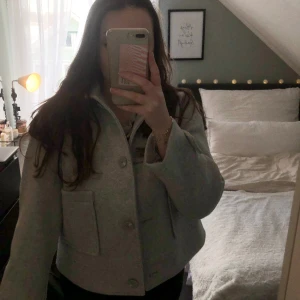 Grå kappa - Grå kort kappa från lager 157, använd vid några tillfällen men i utmärkt skick, inga skador eller slitage 💞