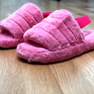 17st Fluffy tofflor - Säljer 17st oanvända tofflor. De som är kvar är ROSA, VIT och SVART. Olika storlekar. Finns i Stockholm.