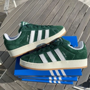 Adidas Campus 00 ”  Dark green gum”  - Säljer 3 par av denna trendiga modell av adidas Campus 00. Alla par är helt nya och alla tillbehör och kvitto finns kvar. Storlekarna är 36 2/3 och 37 1/3 x2. 