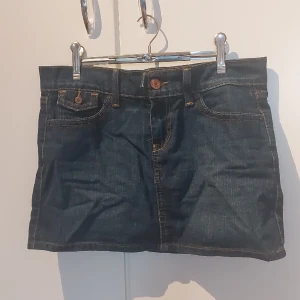 Old navy jeanskjol - Jeanskjol från Old Navy. Använd ett fåtal gånger. Storlek 6