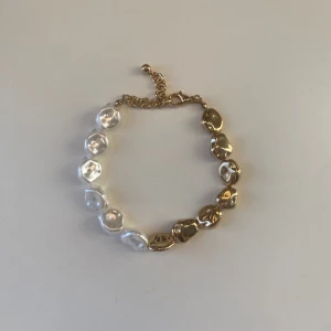 Armband - Säljer detta superfina armband som tyvärr inte kommer till användning. Använt sparsamt så i väldigt bra skick💗 Köparen står för frakt. 