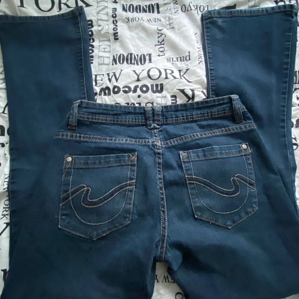 Jättefina mörkblåa jeans från märket Okay. Storlek:36💓 de är lowwasted och bootcut💞hör gärna av er vid frågor eller om ni vill ha flera bilder!  Kolla mina andra annonser för flera jeans! . Jeans & Byxor.