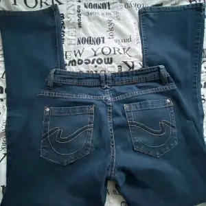 Jättefina mörkblåa jeans från märket Okay. Storlek:36💓 de är lowwasted och bootcut💞hör gärna av er vid frågor eller om ni vill ha flera bilder!  Kolla mina andra annonser för flera jeans! 