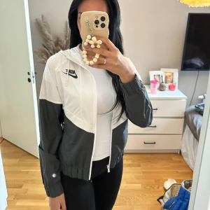 Nike regnjacka - Storlek S, använd fåtal gånger 💕