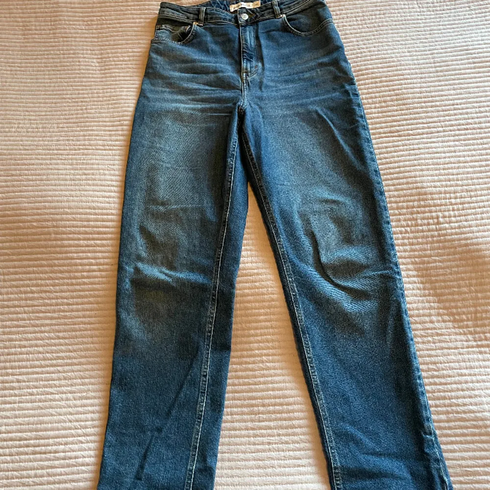 Högmidjade jeans som är raka i modellen. Storlek 42 men passar mig som normalt är en 40. . Jeans & Byxor.